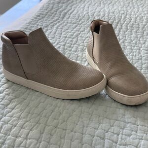 Coconuts by Matisse Beige Textured Slip-Ons